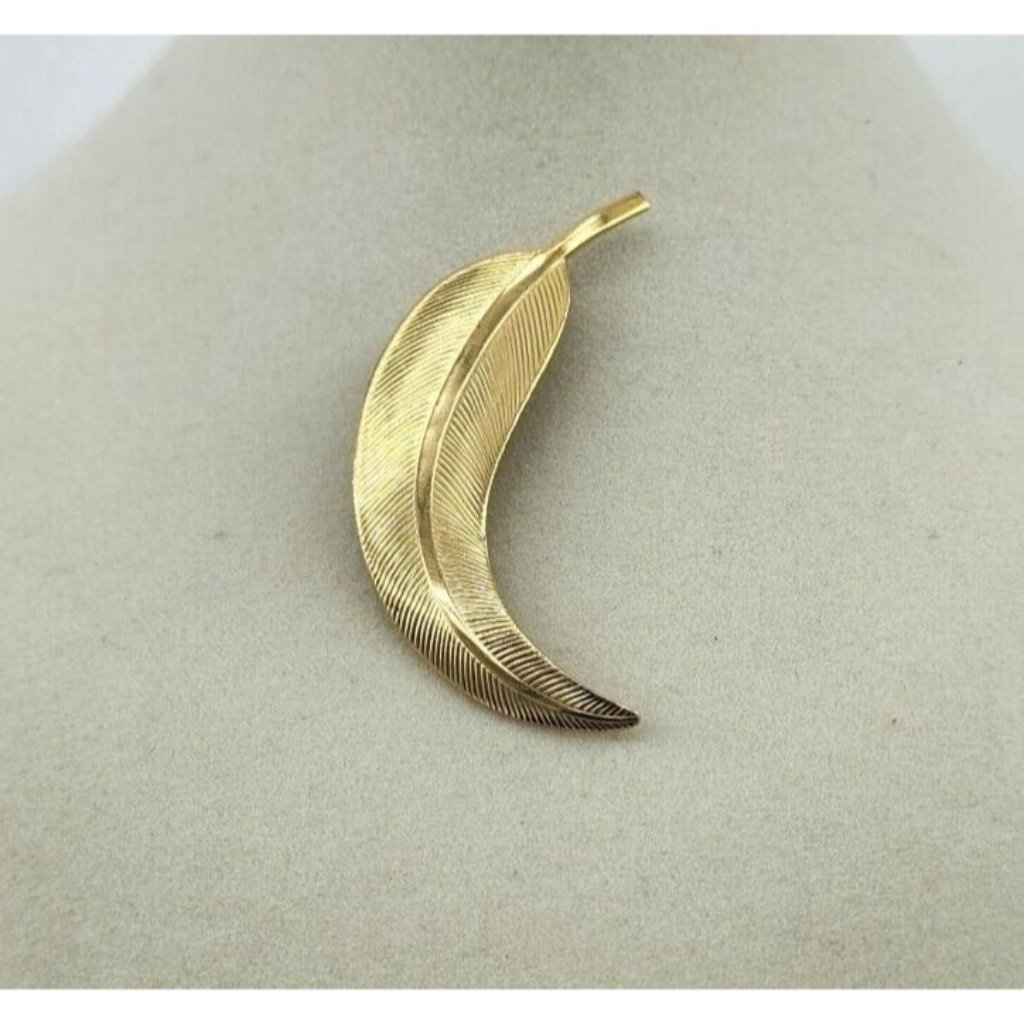 Unbranded Gold Tone Leaf Feather Brooch Pin Textured Thin 25 Classic 13$